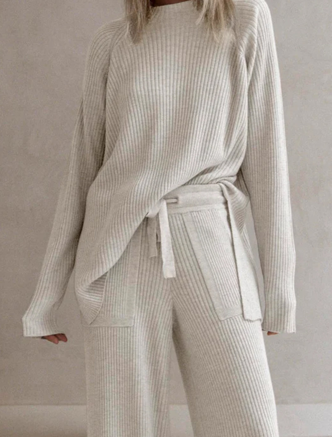 Model wearing Splendid's georgie rib tunic in oat heather.