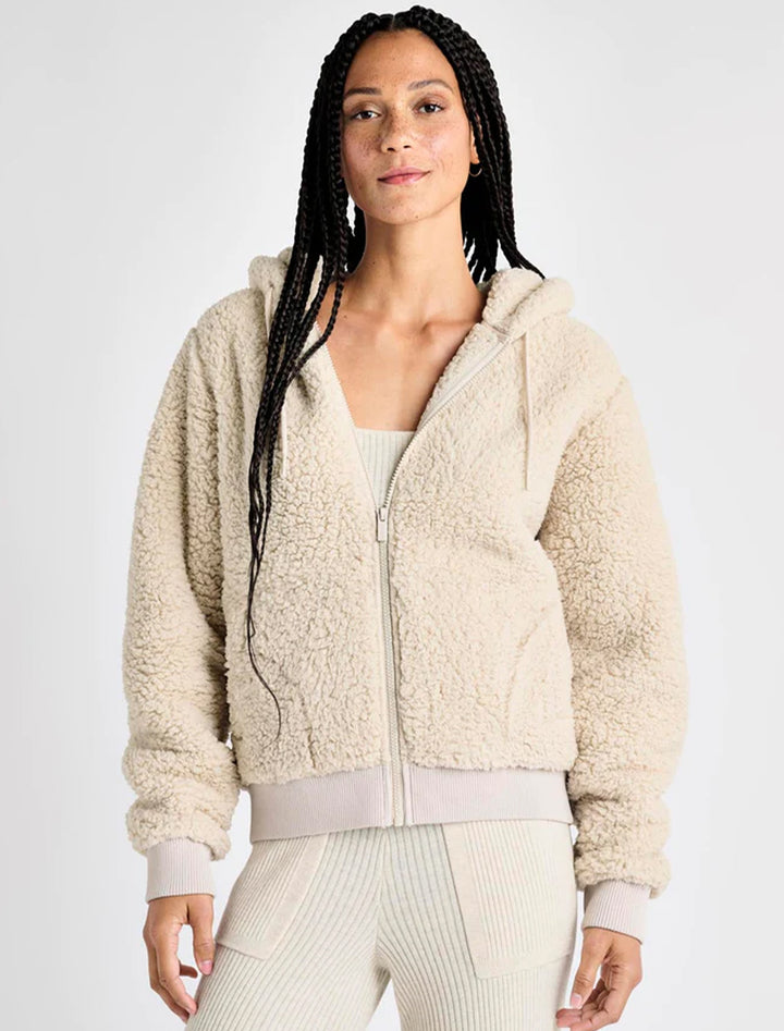 Model wearing Splendid's elsa teddy jacket in oat heather.