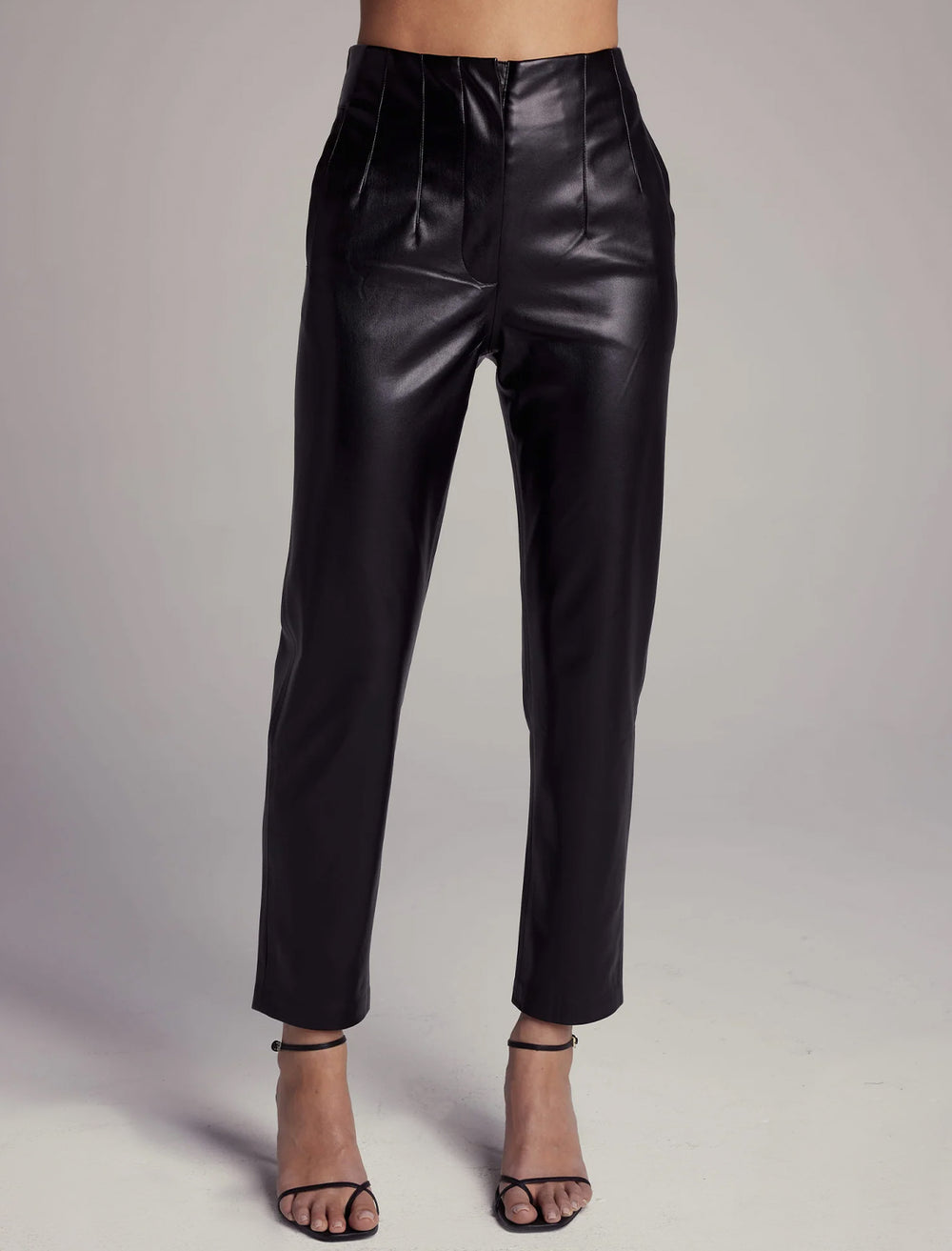 Model wearing Sundays NYC's keaton pants in black.