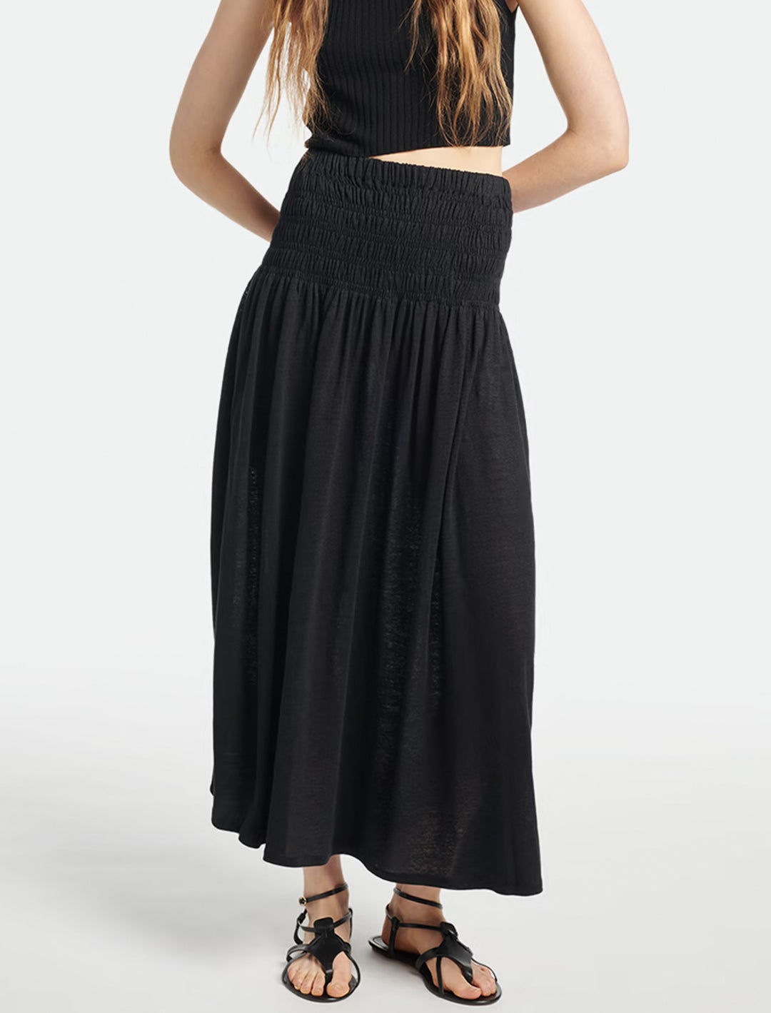 Model wearing Vanessa Bruno's tinoa skirt in noir.