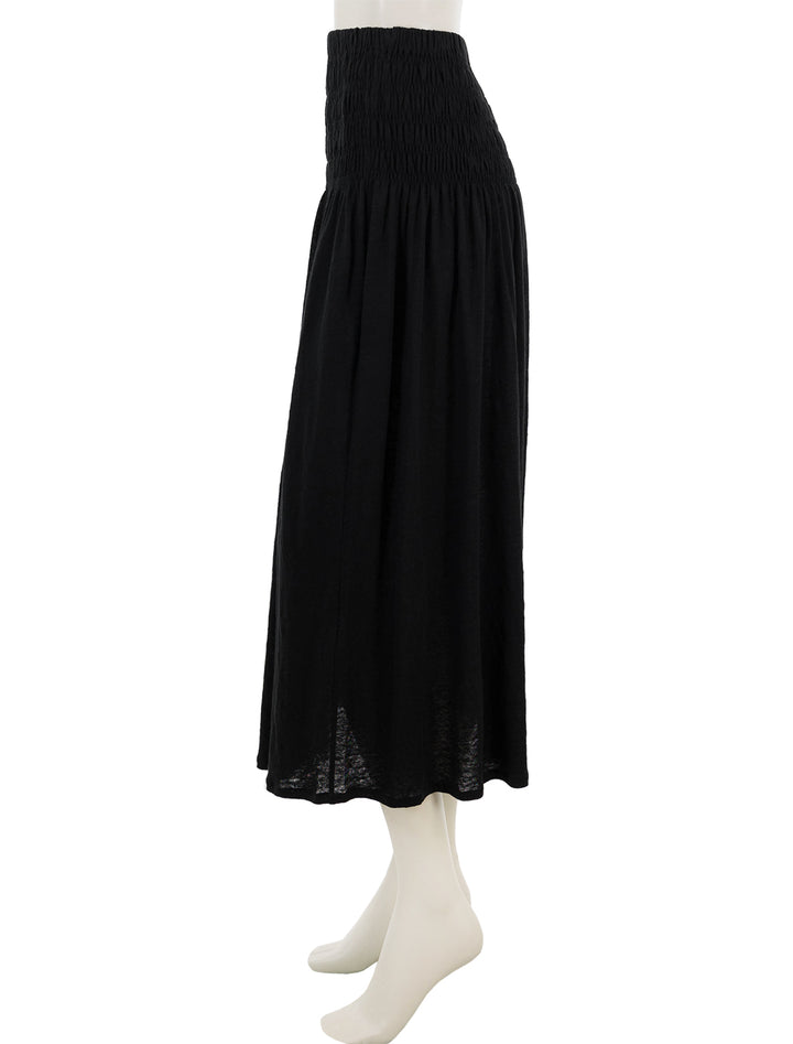 Side view of Vanessa Bruno's tinoa skirt in noir.