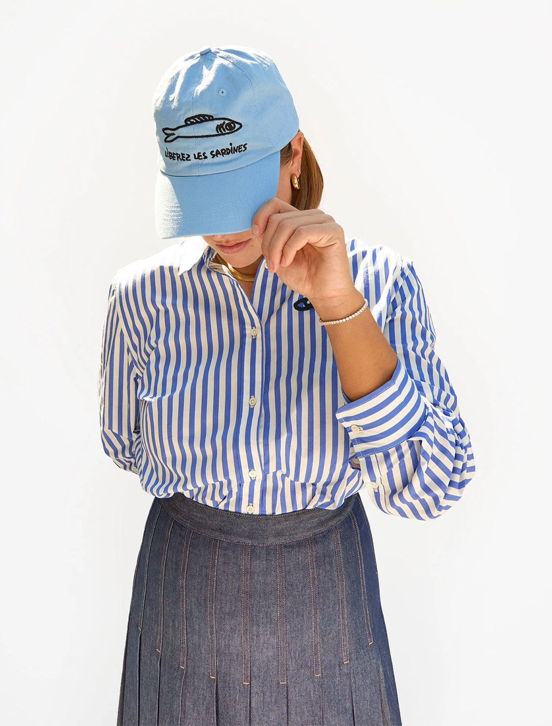 model wearing liberez les sardines sky blue baseball hat