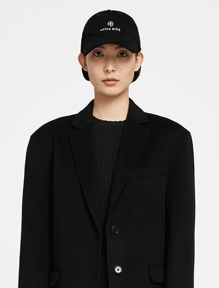 Model wearing Anine Bing's jeremy baseball cap in black.