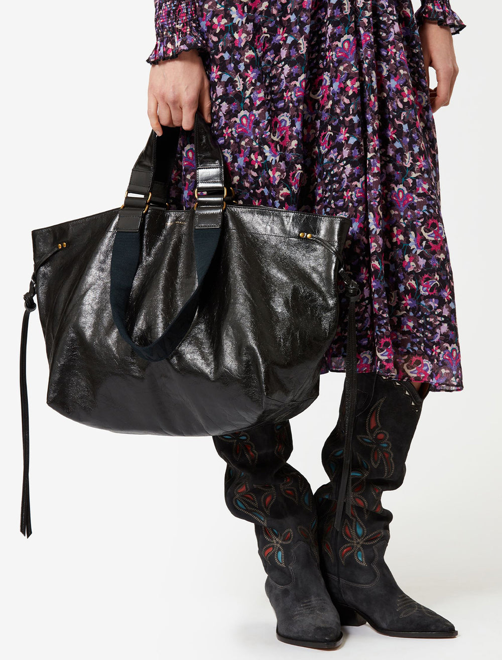 Model carrying Isabel Marant Etoile's wardy bag in black.
