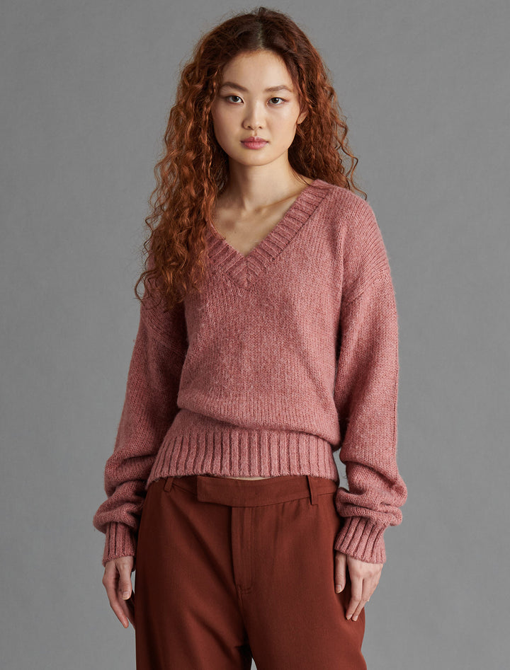 Model wearing Steve Madden's houston sweater in rose.