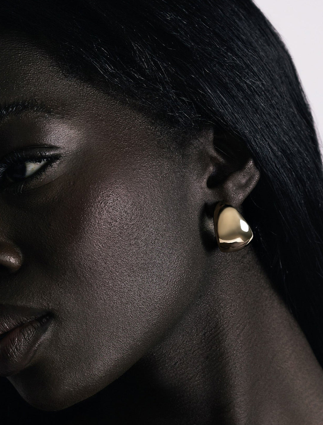 Model wearing Shashi's Kasumi Hoops in Gold.