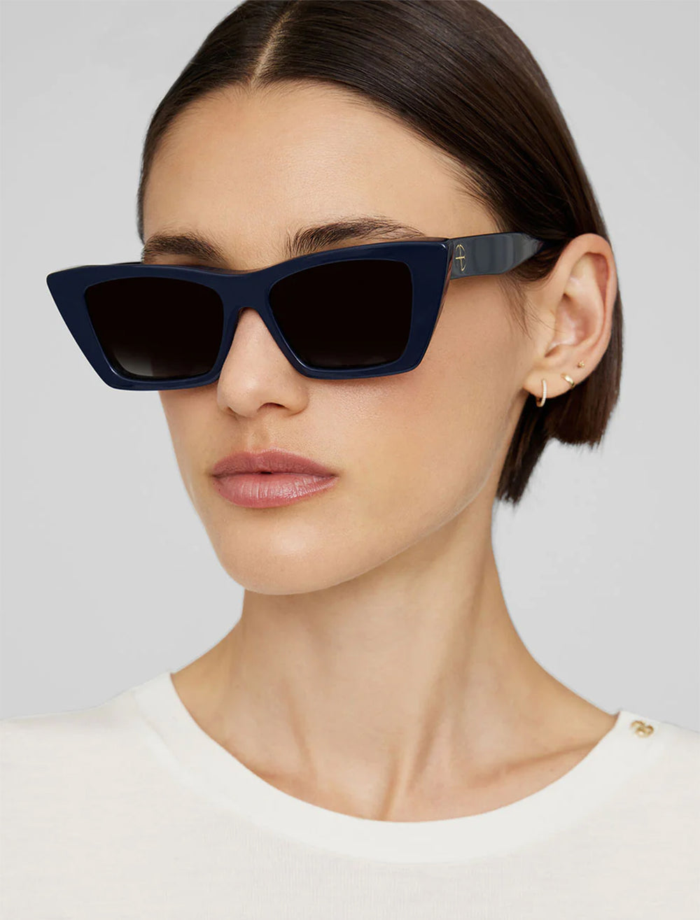 Model wearing Anine Bing's levi sunglasses in navy.