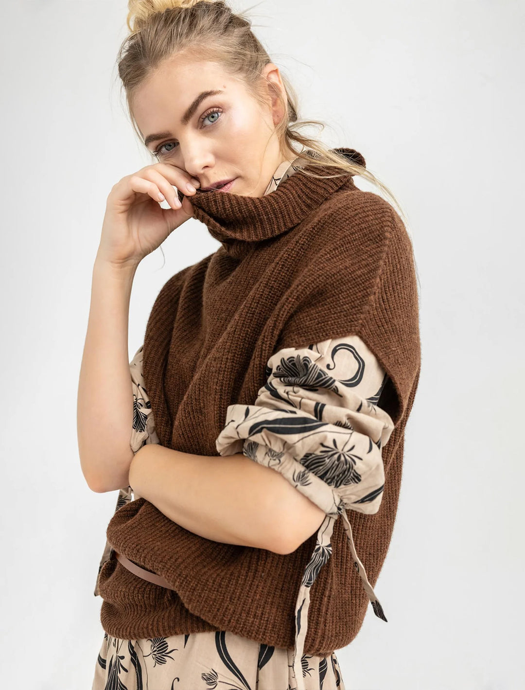 Model wearing Lilla P.'s ribbed turtleneck sweater in copper.