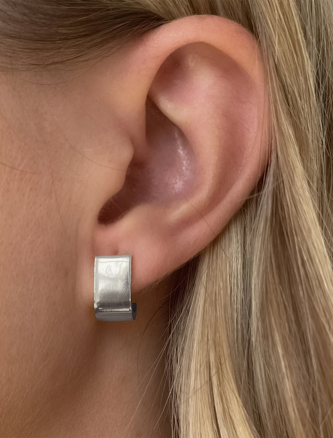 Model wearing Vince's chloe hoop earrings in sterling silver.