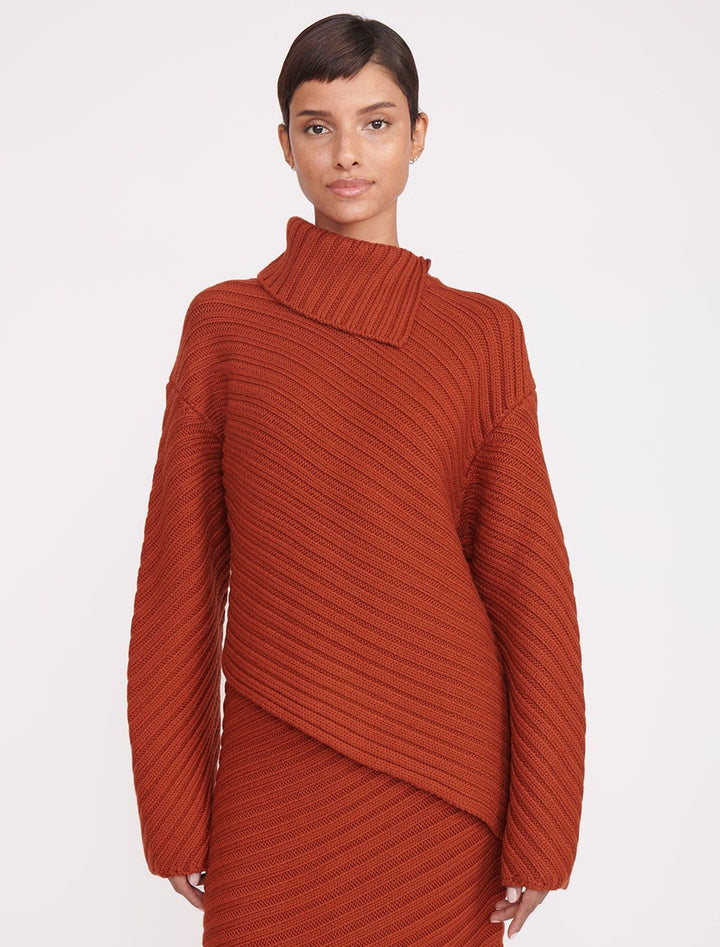 Model wearing STAUD's engrave sweater in cinnamon.