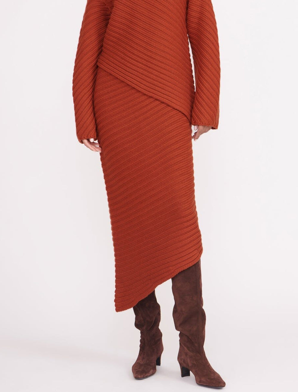 Model wearing STAUD's cantilever skirt in cinnamon.