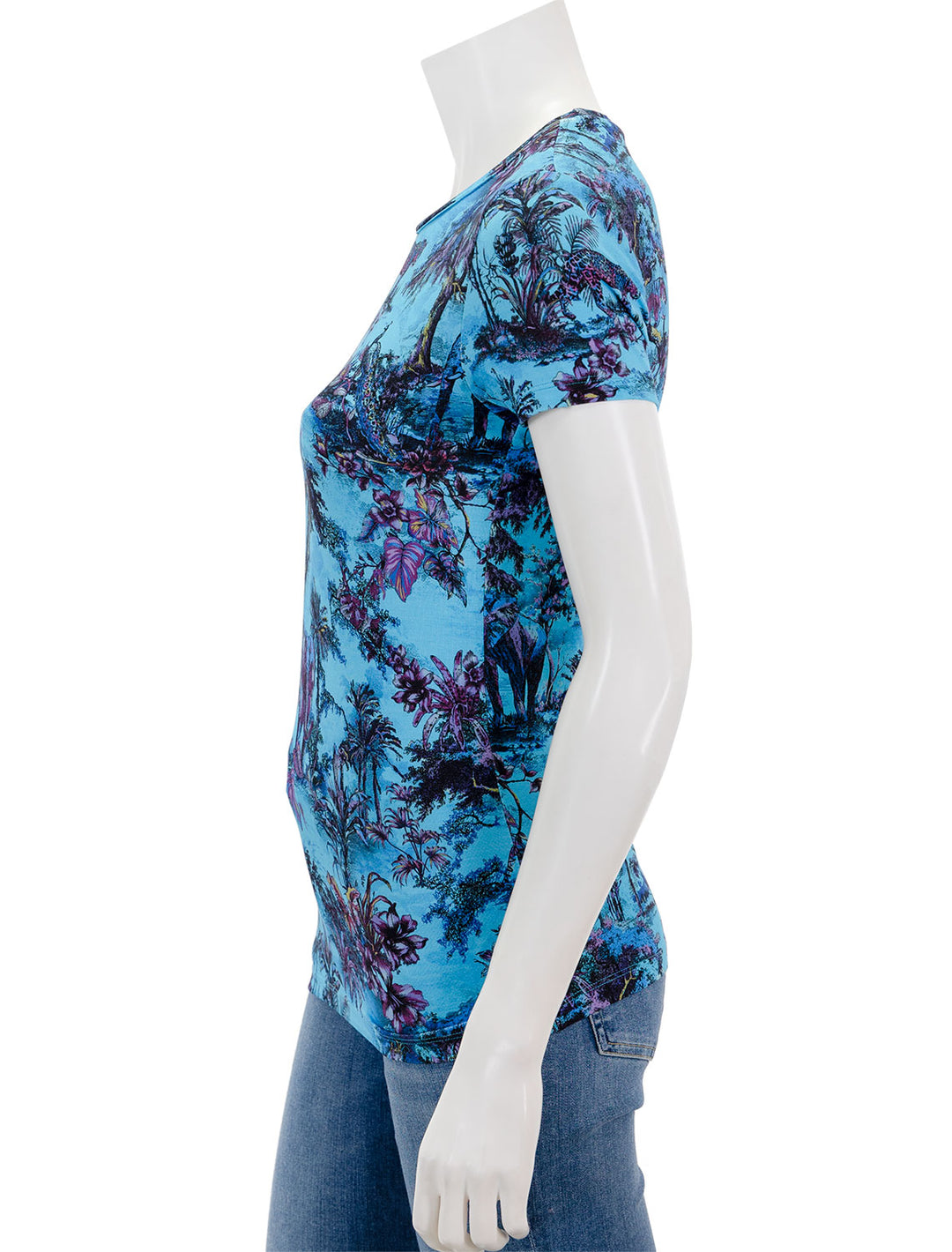 side view of ressi tee in blue jungle toile
