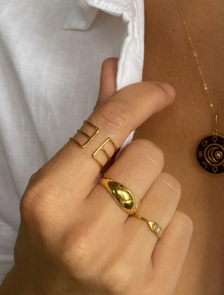 model wearing quinn ring in gold