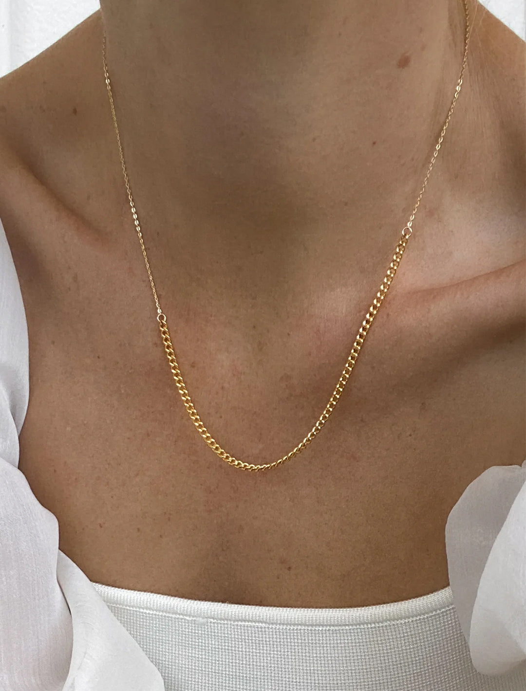 maeby necklace in gold