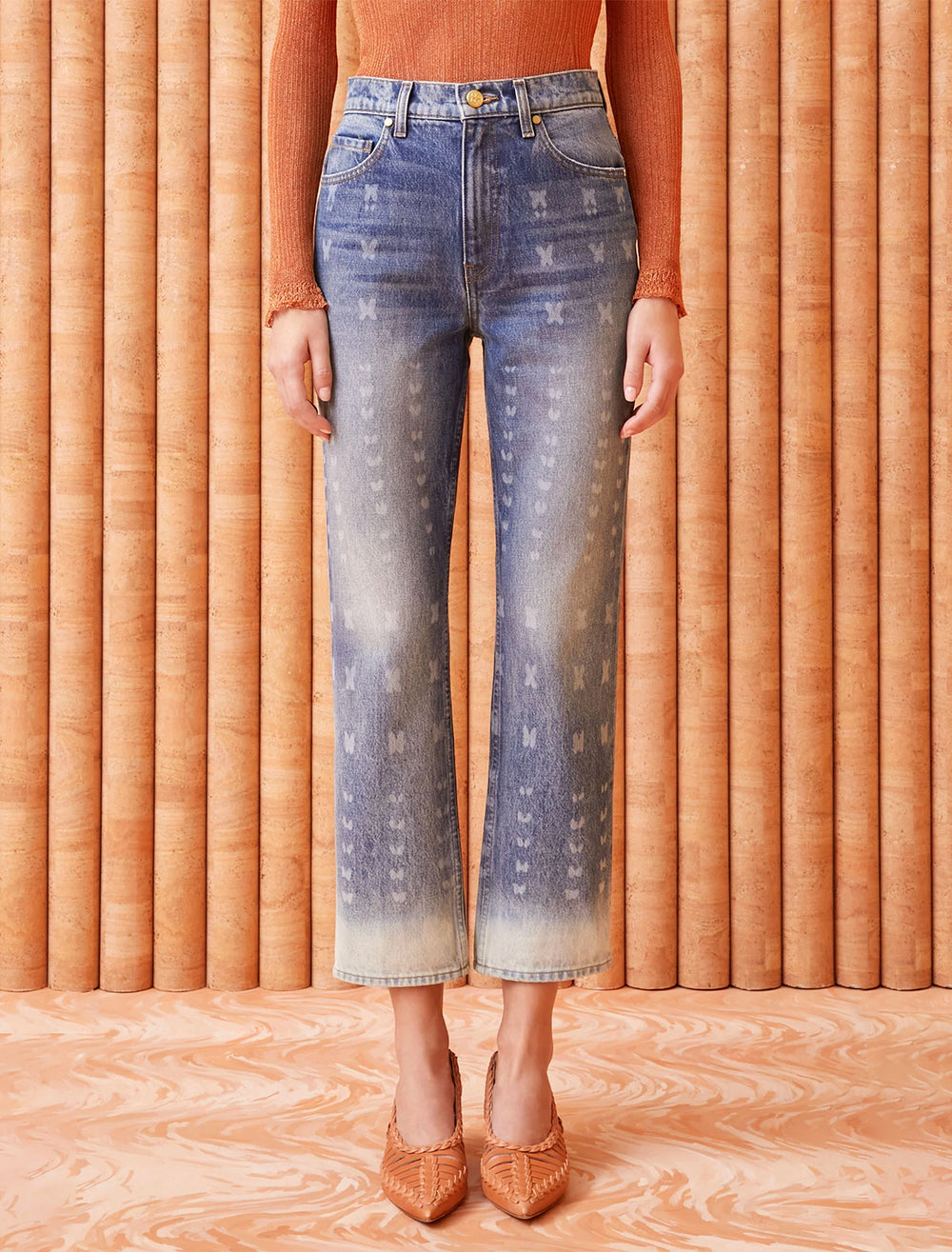 Model wearing Ulla Johnson's the cropped agnes jean in etched arashi wash.