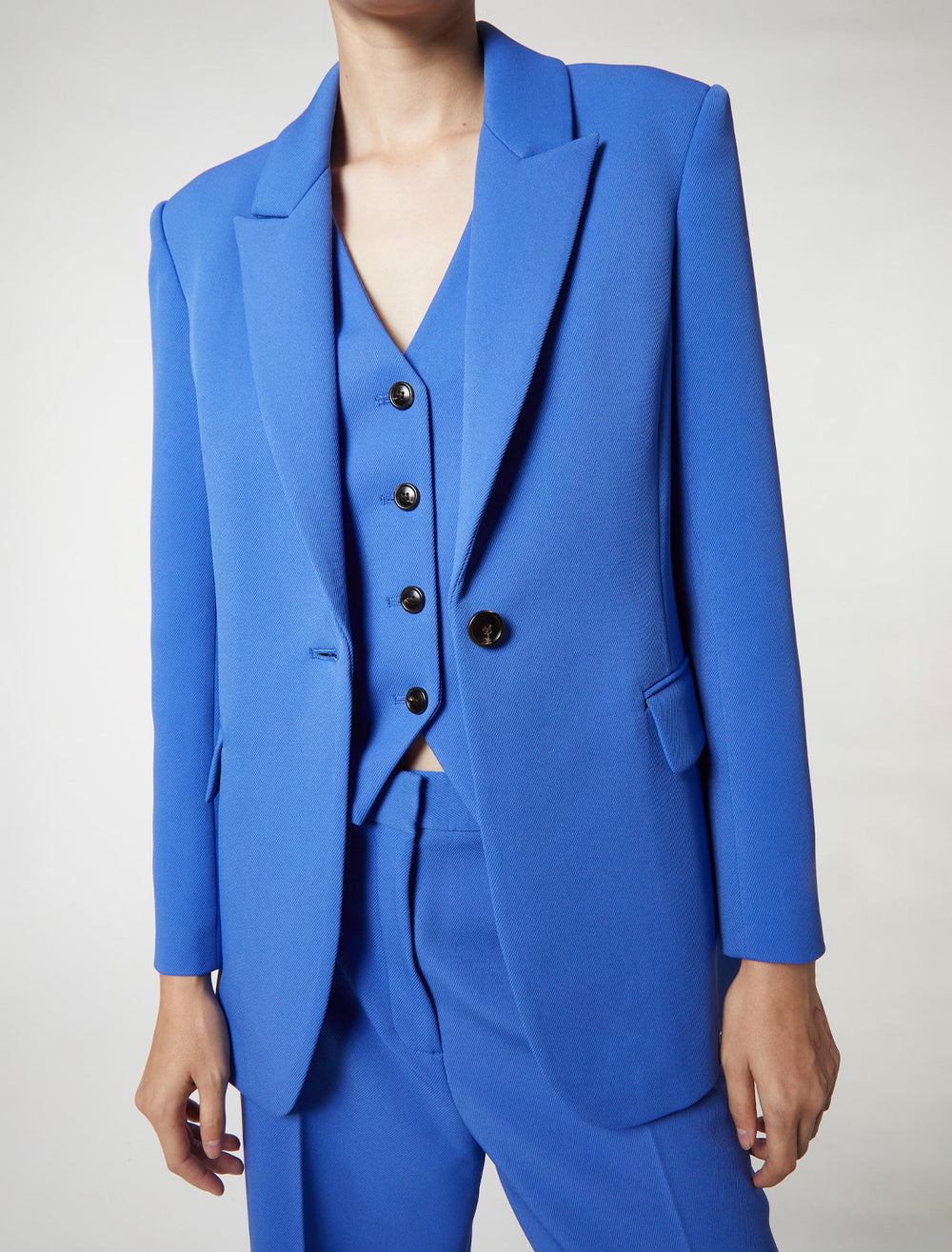 Model wearing Saint Art's gia blazer in french blue.