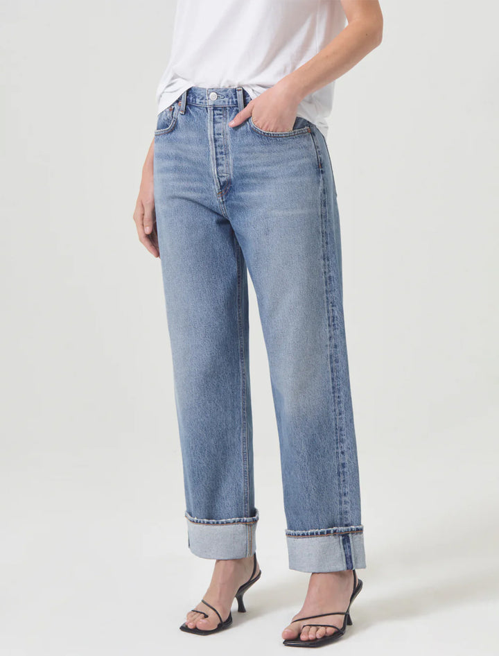 Model wearing AGOLDE's fran jean in invention.