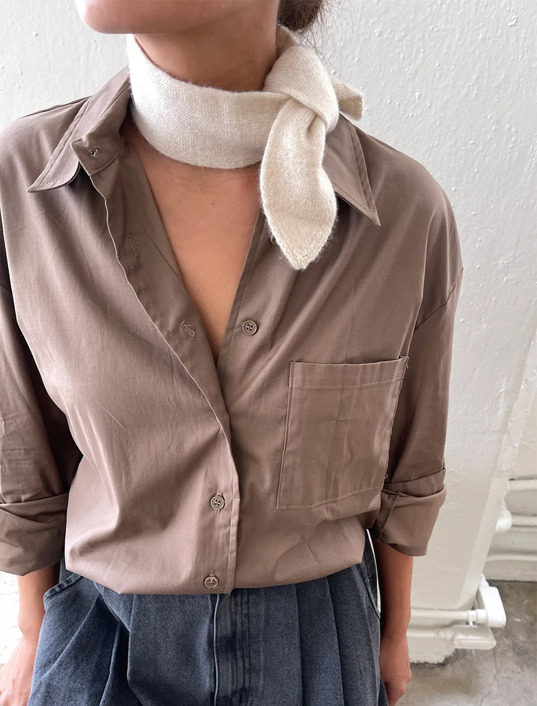 Model wearing Le Bon Shoppe's cashmere skinny scarf in oats.