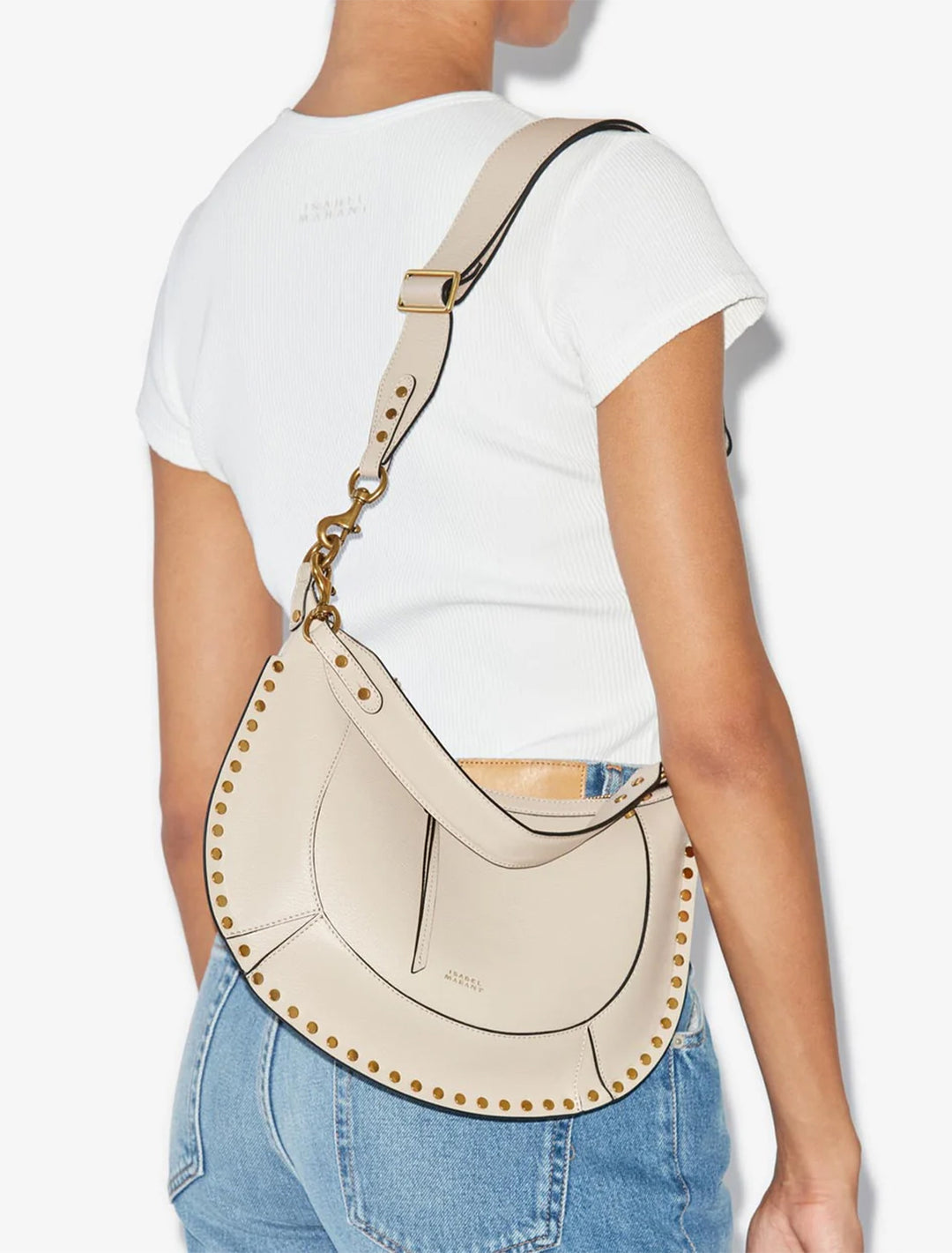 Model wearing Isabel marant etoile's naoko shoulder bag in light biege on her shoulder.