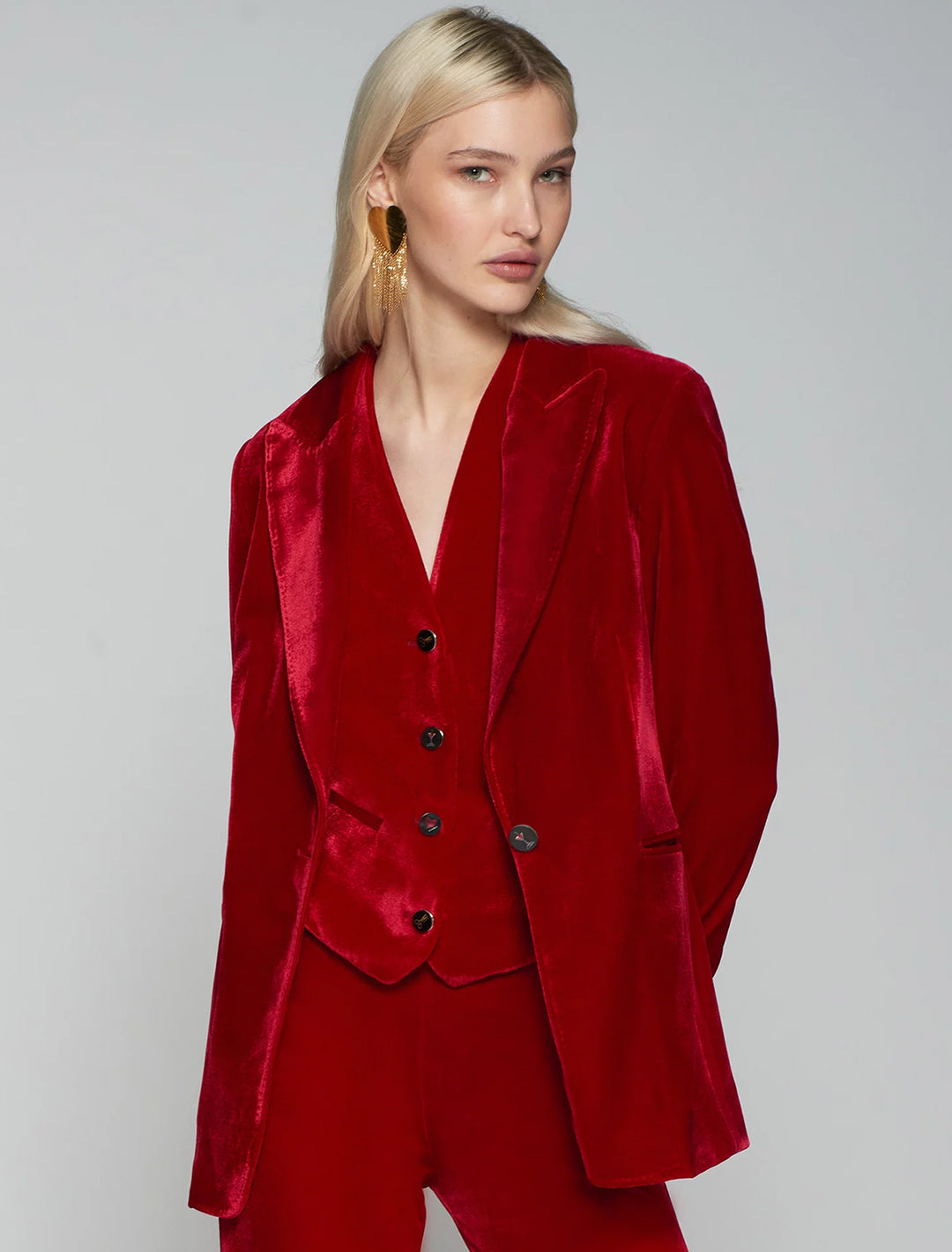 Model wearing Vilagallo's sophia red velvet blazer.