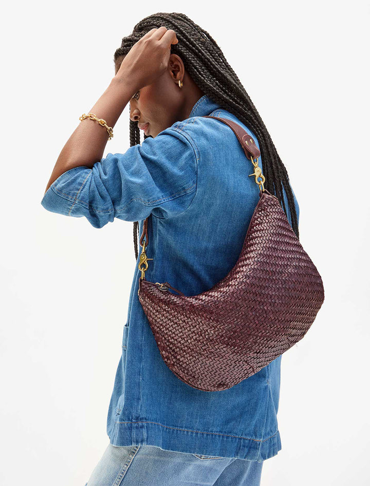 model holding moyen messenger in plum woven zig zag