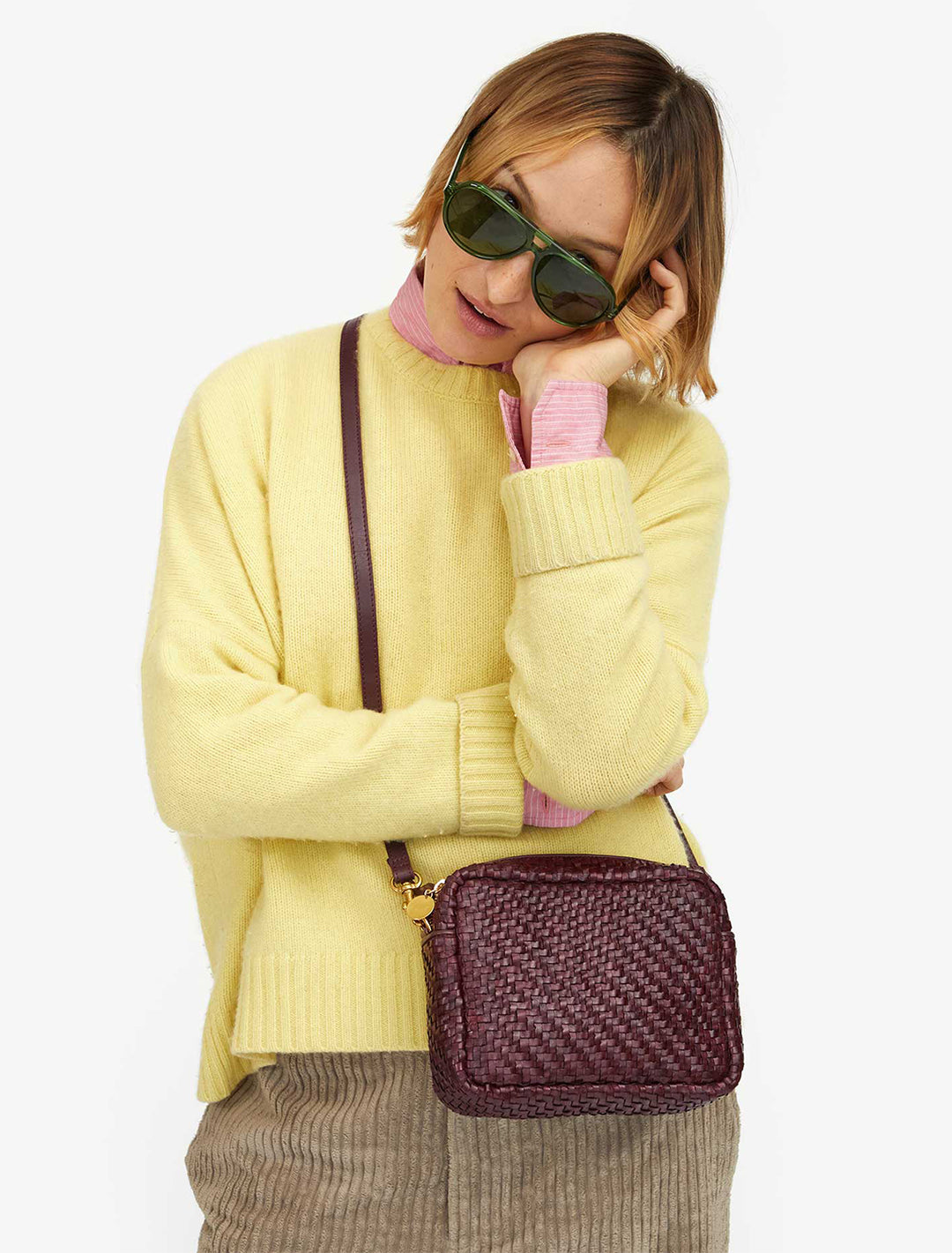 model wearing midi sac in plum woven zig zag