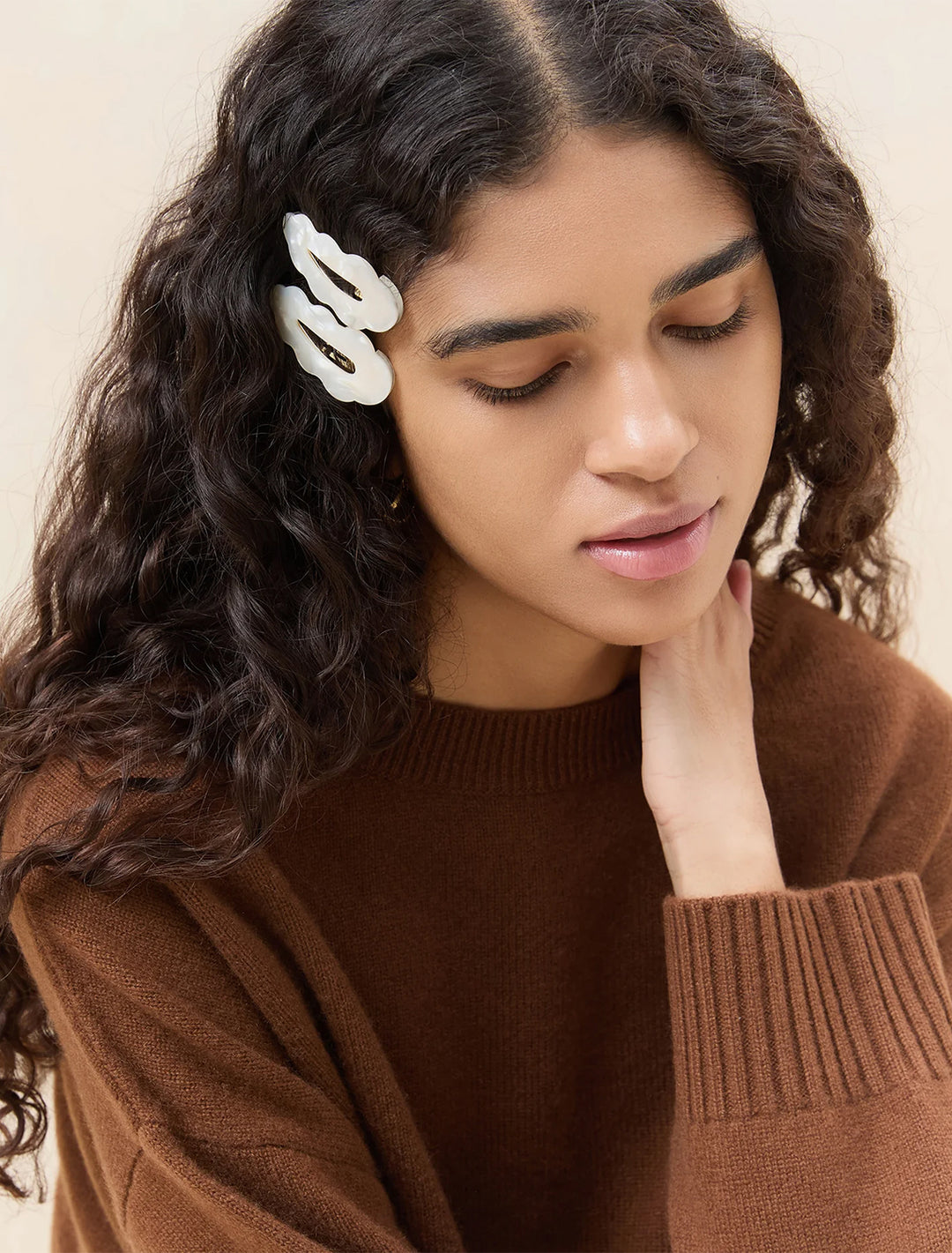 Model wearing Loeffler Randall's lila pearl hair accessories set.