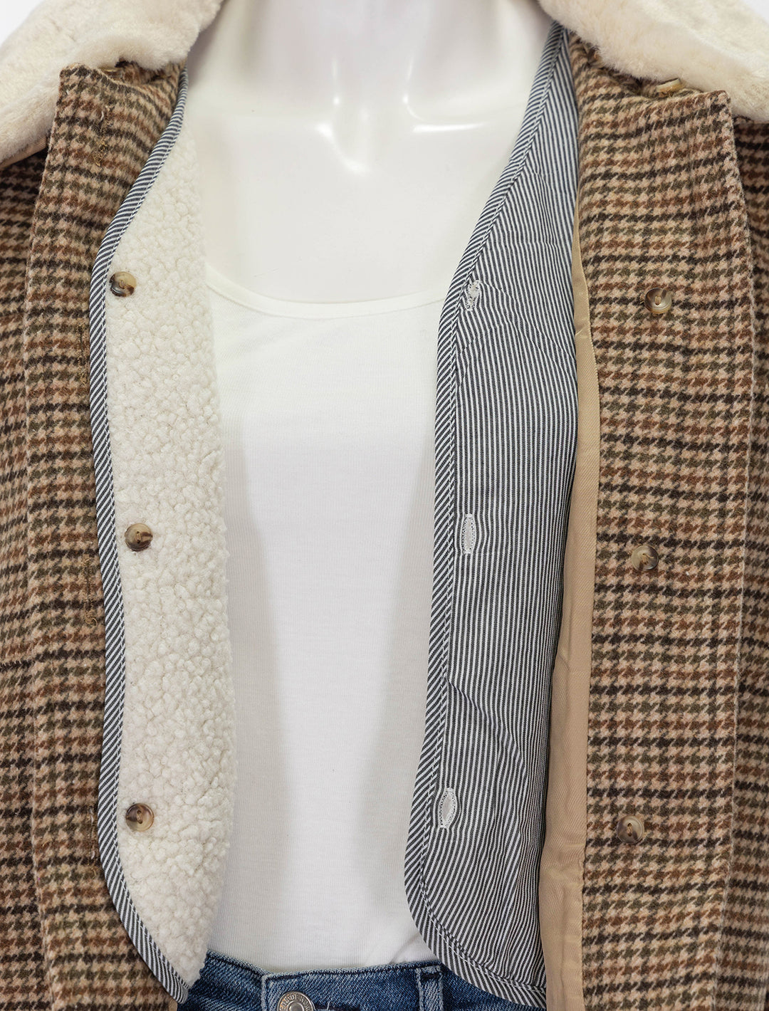 Close-up inside view of Suncoo Paris' Eden Cropped Houndstooth Jacket.