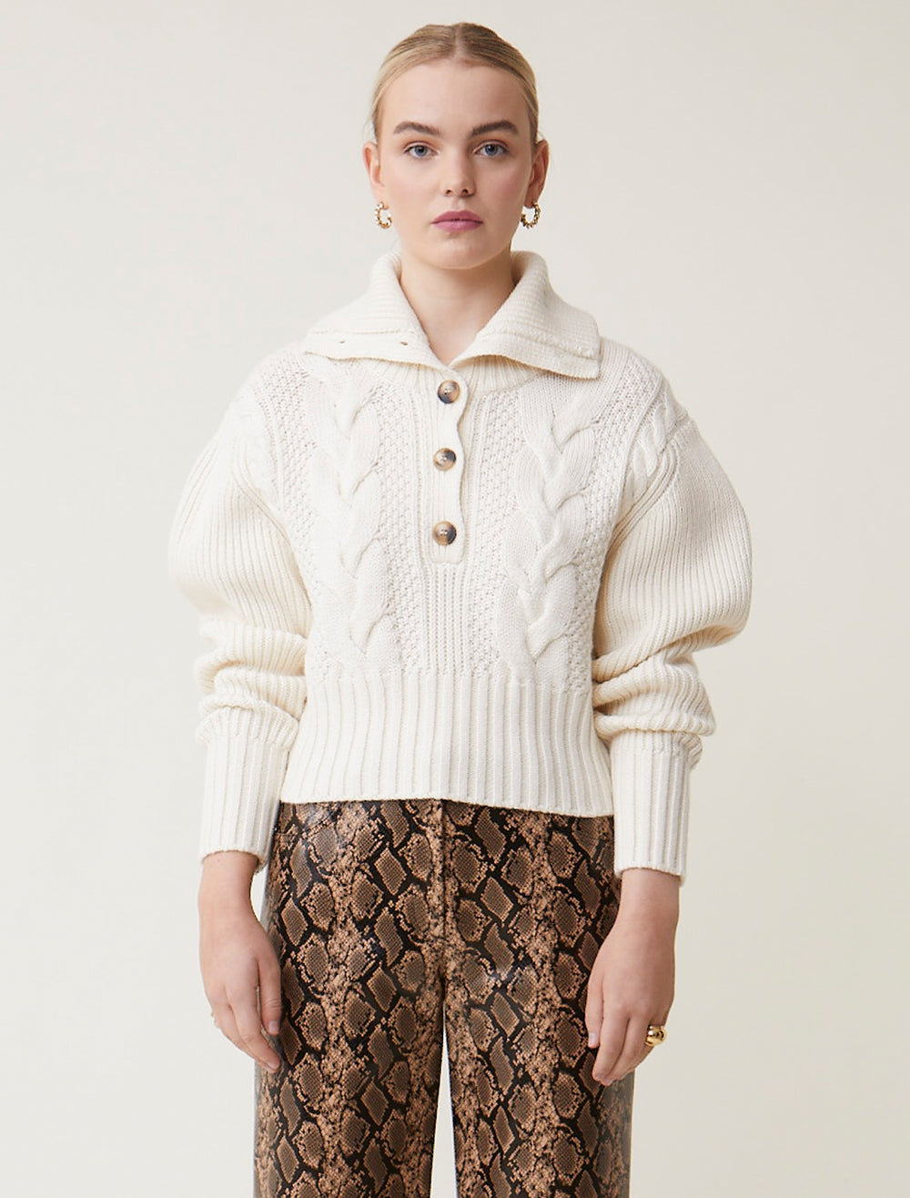 Model wearing Suncoo Paris' Plagne Sweater in Blanc Casse.