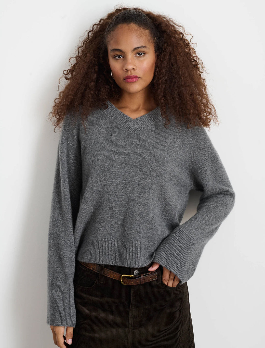 Model wearing Alex Mill's rowan v neck sweater in sterling grey.