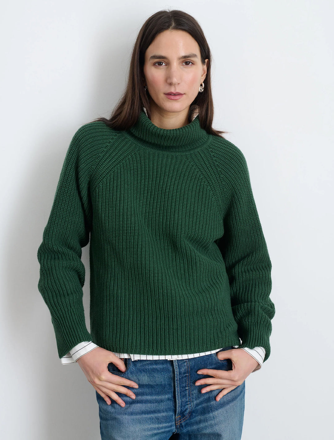 Model wearing Alex Mill's nora turtleneck sweater in hunter green.