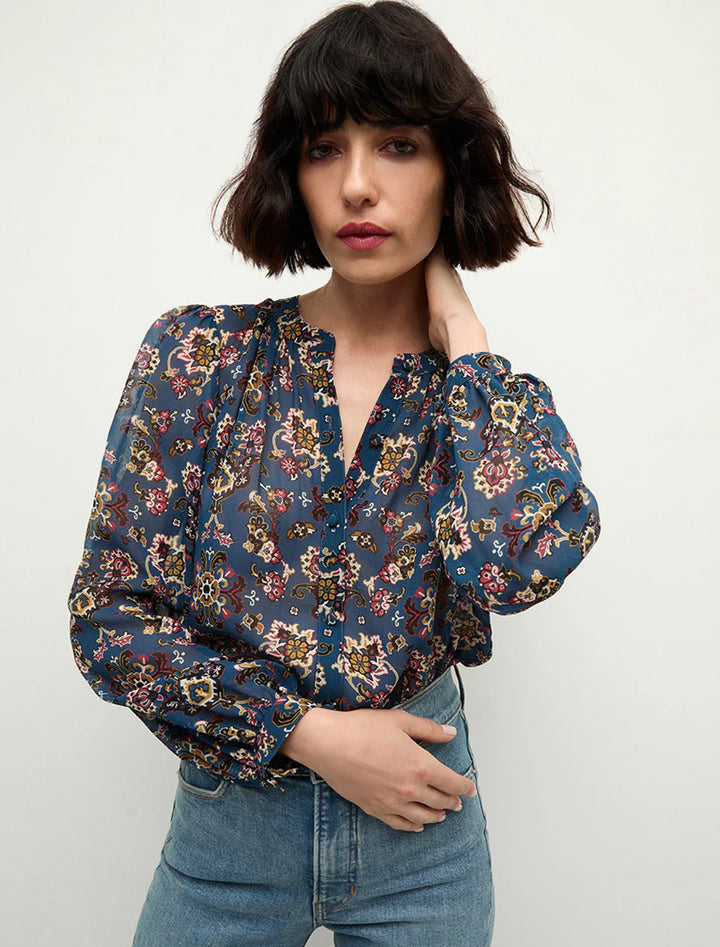 Model wearing Veronica Beard's ashlynn top in blue stone multi.