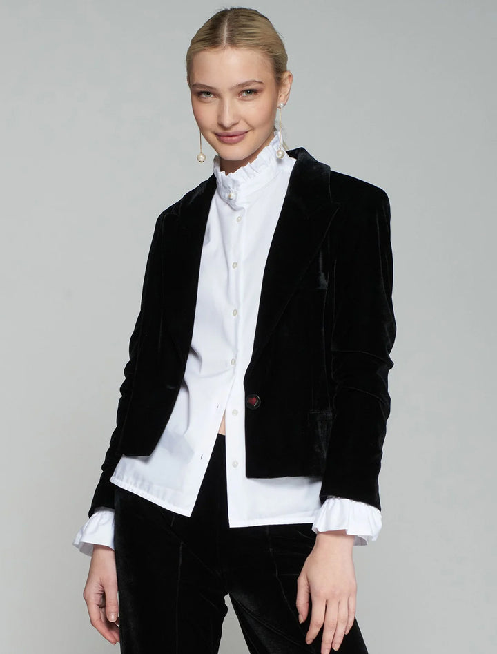 Model wearing Vilagallo's kimmy velvet blazer in black.