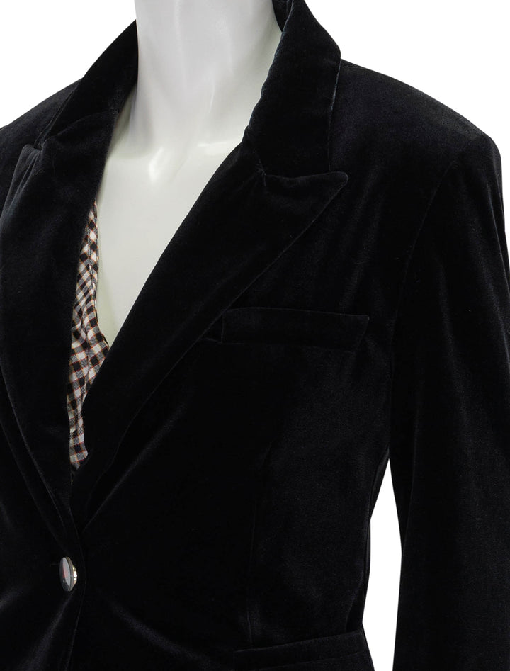 Close-up view of Vilagallo's kimmy velvet blazer in black.