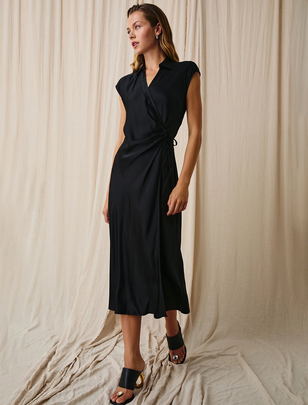 Model wearing Rails' alai dress in black.