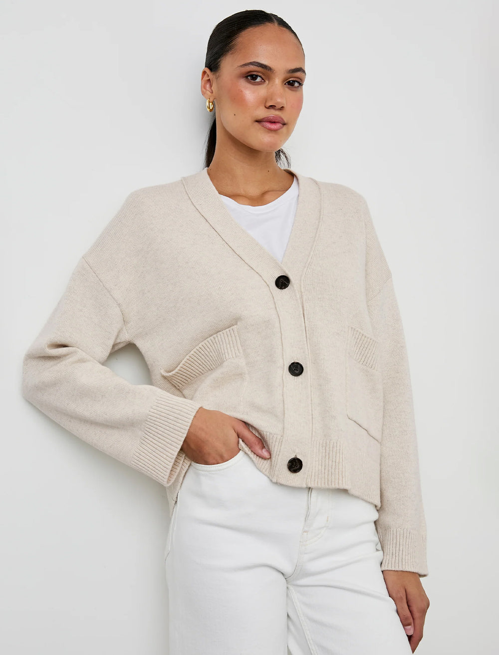 Model wearing Rails' lindi cardigan in oatmeal.