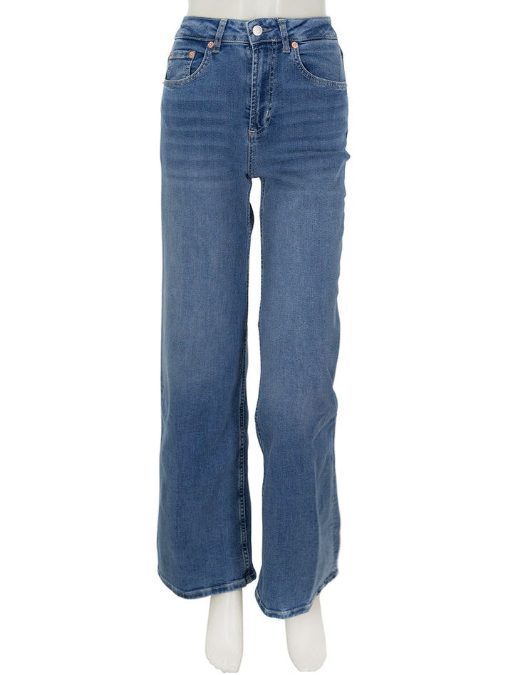 Front view of Rails' getty jean in east coast wash.