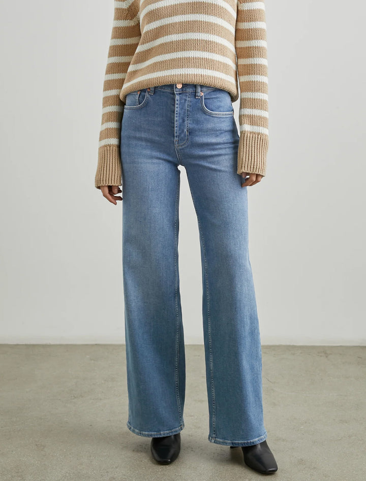 Model wearing Rails' getty jean in east coast wash.