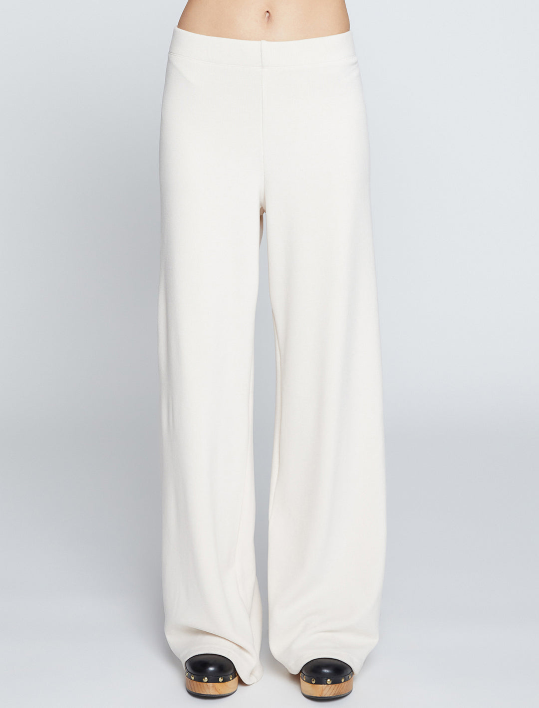 Model wearing Stateside's honeyluxe flatback rib pant in cream.