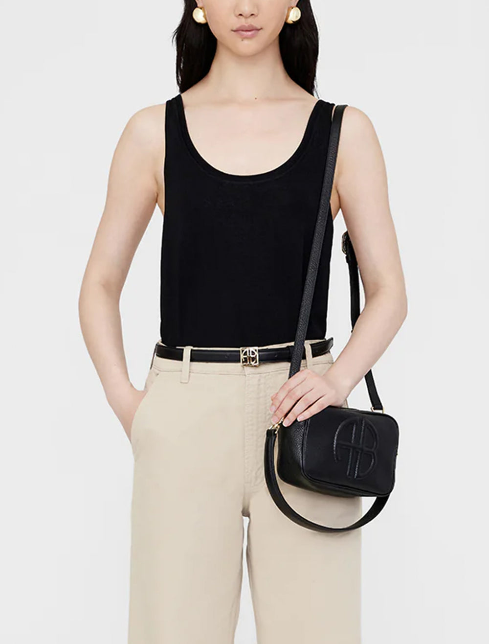 Model wearing Anine Bing's lili crossbody in black pebblegrain on her shoulder.