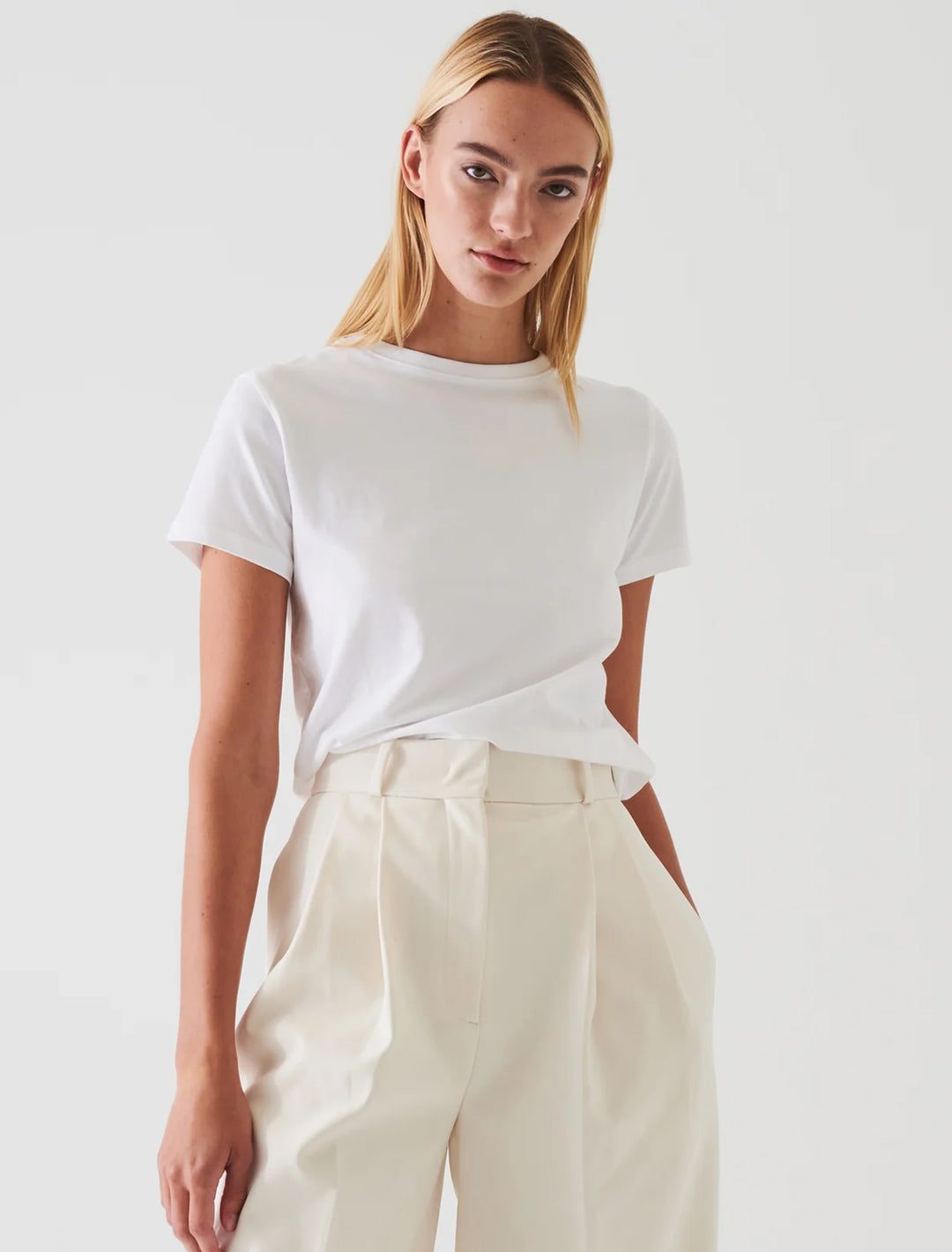 short sleeve iconic fitted crew in white