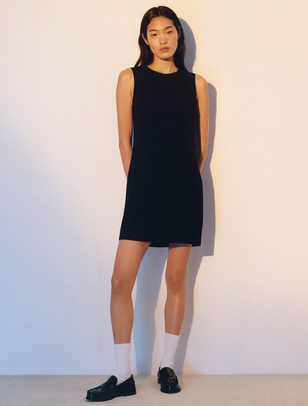 Model wearing Theory's the effortless shiftdress in admirable crepe black.