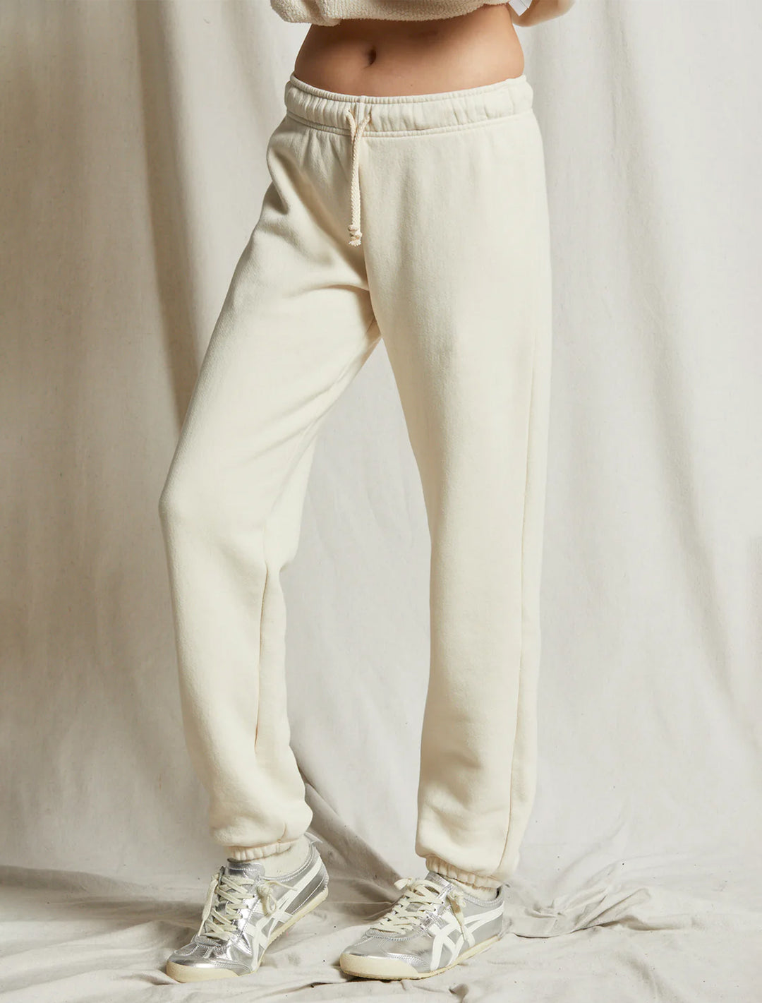 Model wearing Perfectwhitetee's michelle fleece jogger in sugar.