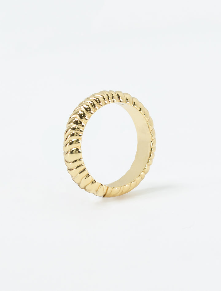 deco ring in gold