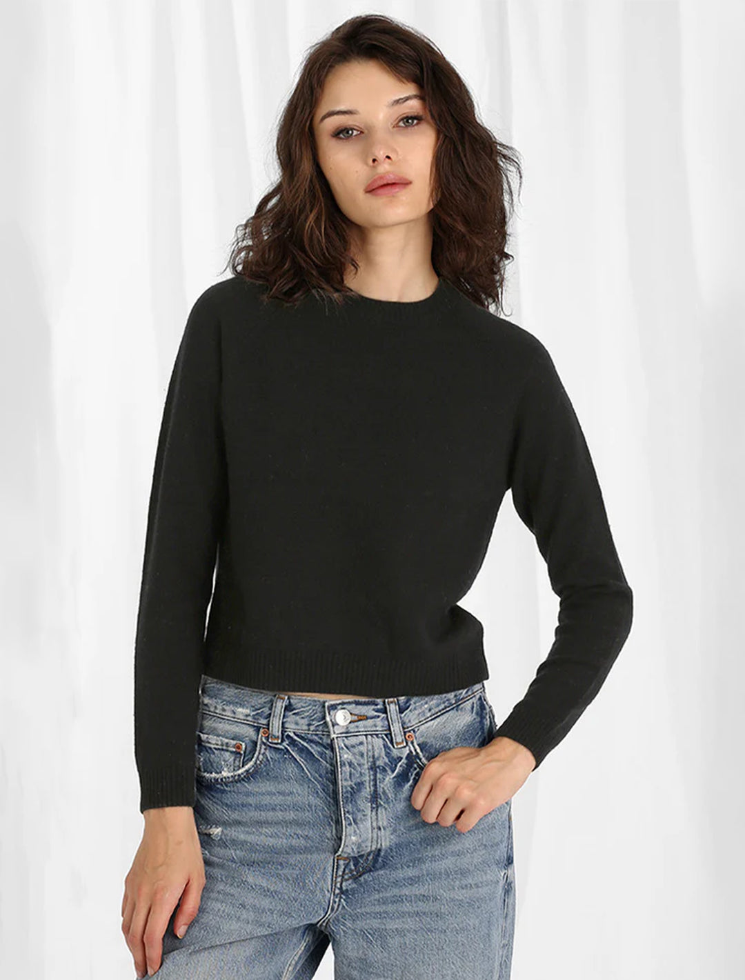 Model wearing Minnie Rose's cashmere shrunken crew in black.