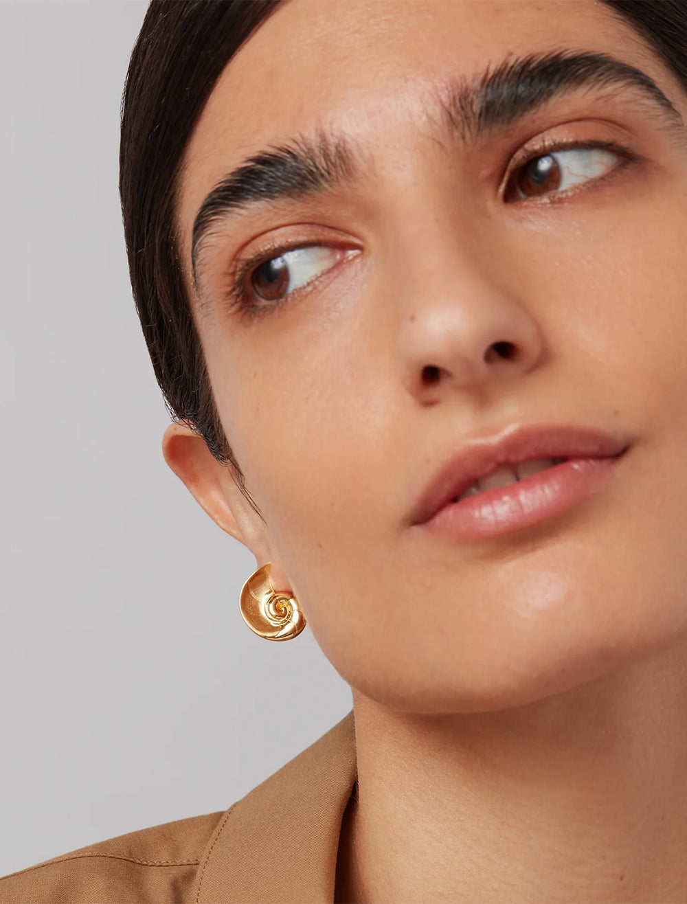 Model wearing Jenny Bird's dylan earrings in gold.