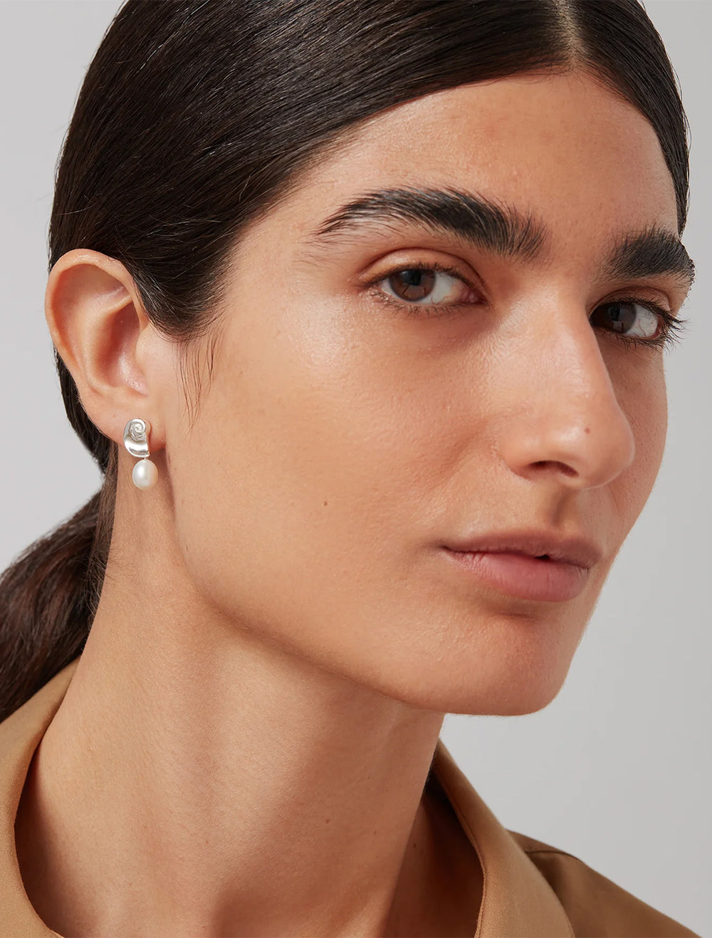 Model wearing Jenny Bird's lucille earrings in silver.