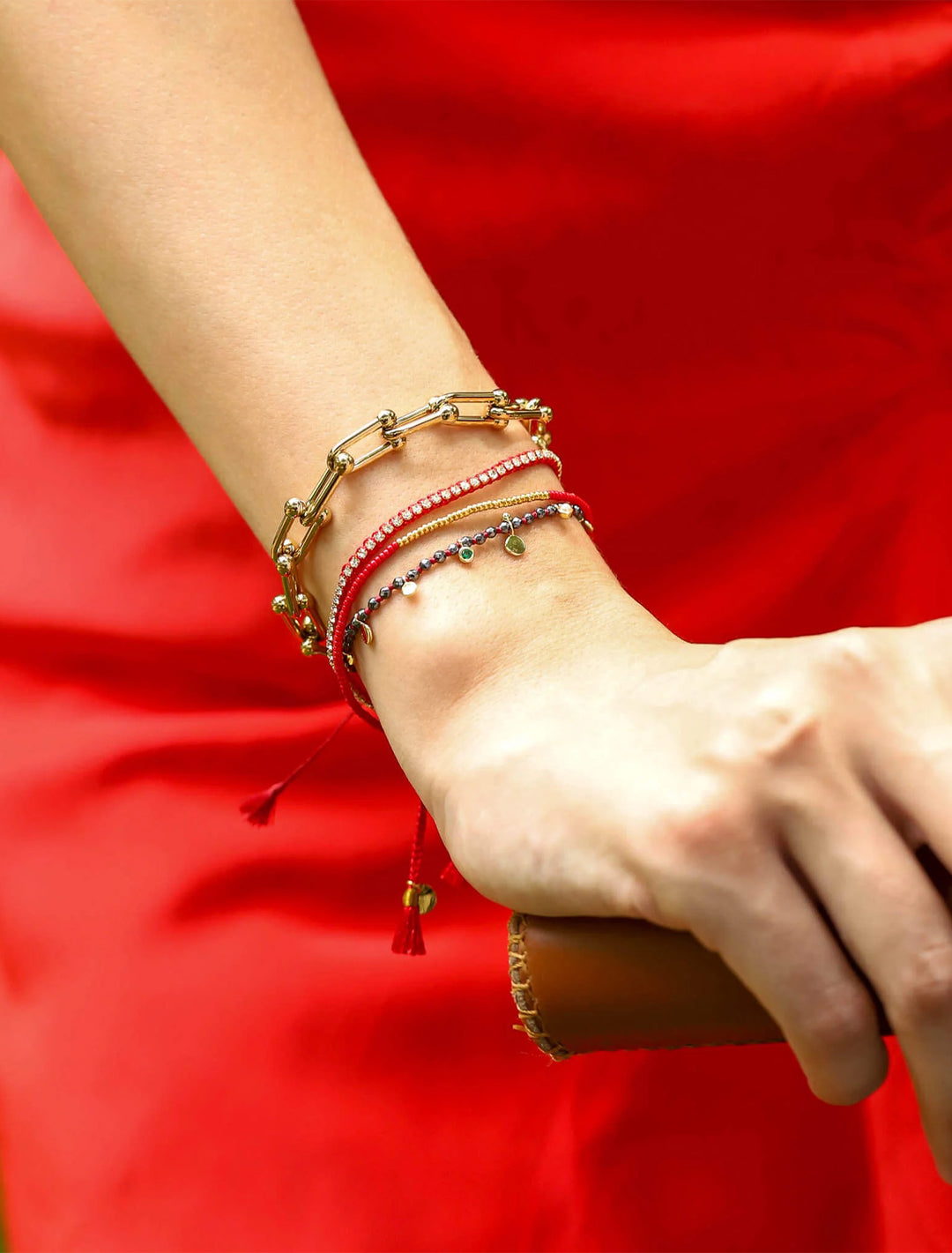 model wearing horseshoe chain bracelet in gold