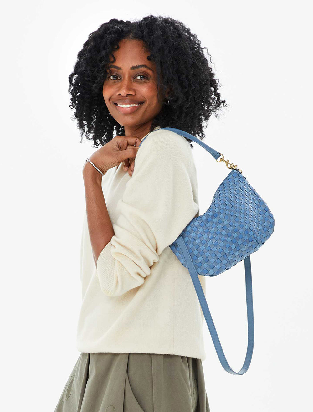 model holding petit moyen messenger in light blue woven checker