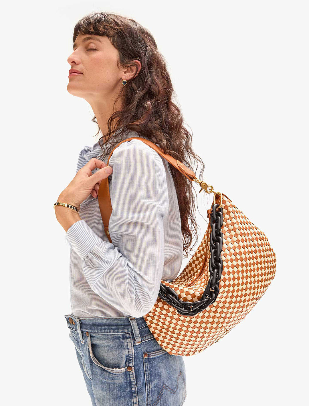 model holding moyen messenger in natural and cream woven checker